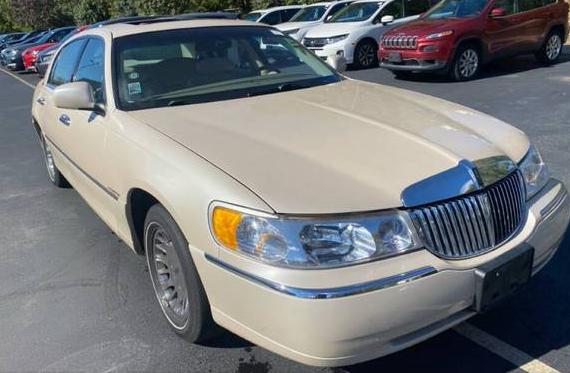 LINCOLN TOWN CAR 2000 1LNHM83W7YY860587 image LINCOLN TOWN CAR 2000 1LNHM83W7YY860587 image